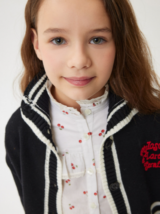 Strickjacke mit Stickereien und Knöpfen