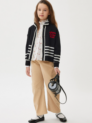 Strickjacke mit Stickereien und Knöpfen