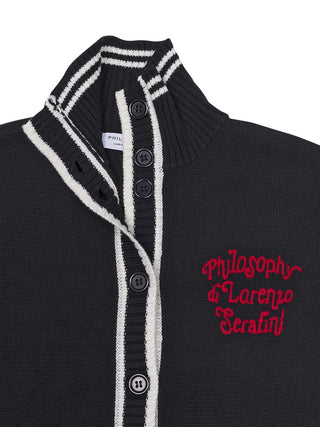 Strickjacke mit Stickereien und Knöpfen