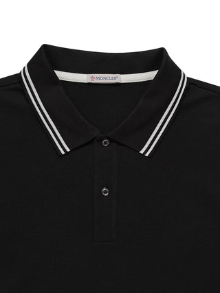 Polo mit Logo auf der Brust