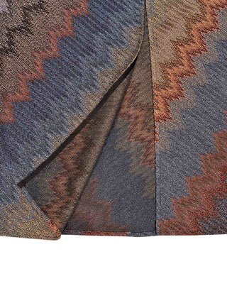 Hochgeschlossenes langes Kleid mit Schlangenmuster