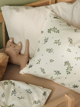 Dear April - Joha Junior Bettwäsche, Blueberries/Lavender - 100x135 / 40x60 cm, Reißverschluss