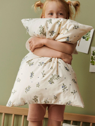 Dear April - Joha Junior Bettwäsche, Blueberries/Lavender - 100x135 / 40x60 cm, Reißverschluss