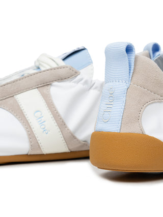 Kick Sneaker in Weiß mit hellblauen Akzenten