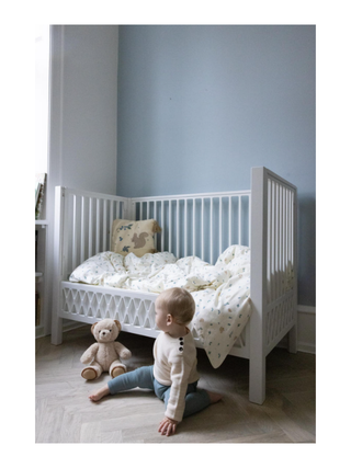 Besticktes Kissen Eichhörnchen mit Blauberren