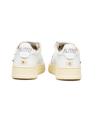 Medalist Low Women mit Blumen-Applikationen