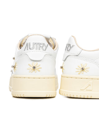 Medalist Low Women mit Blumen-Applikationen