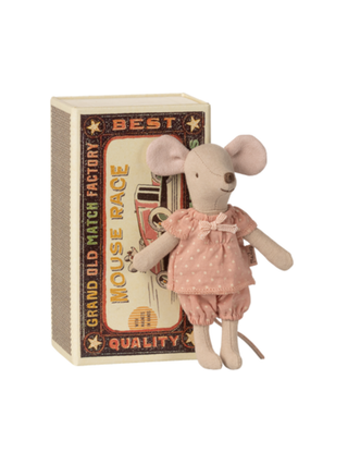 Große Schwester in Streichholzschachtel