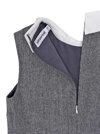 Graues Minikleid im Fischgrätenmuster