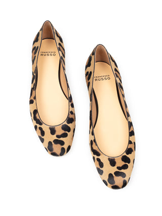 Ballerina in Leoparden-Muster
