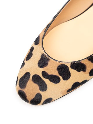 Ballerina in Leoparden-Muster