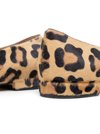 Ballerina in Leoparden-Muster