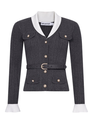 Graue Strickjacke in Rippstruktur
