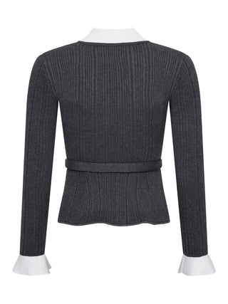 Graue Strickjacke in Rippstruktur