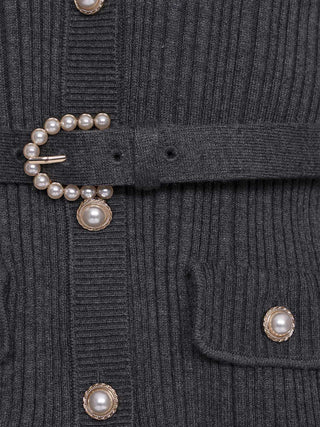 Graue Strickjacke in Rippstruktur
