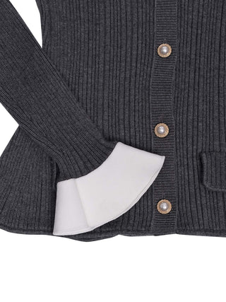 Graue Strickjacke in Rippstruktur