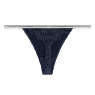Rommservice in Marineblau
