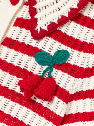 Gestreiftes Häkeloberteil mit Kirschmotiven