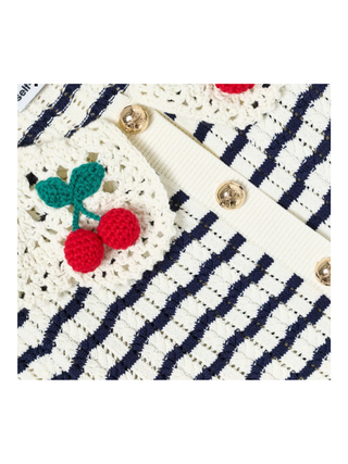 Gestreifte Strickjacke mit Häkelkragen und Kirschmotiv