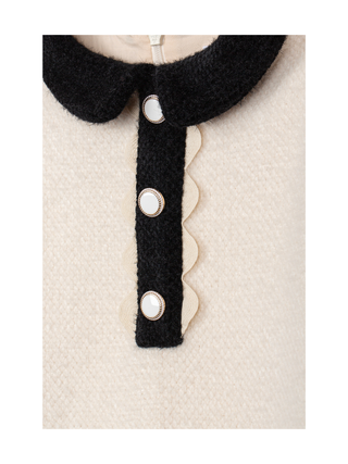 Beiges Kleid mit schwarzen Details