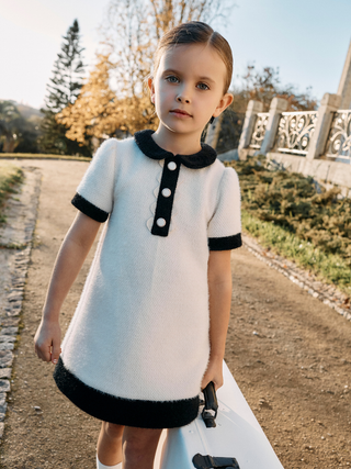 Beiges Kleid mit schwarzen Details