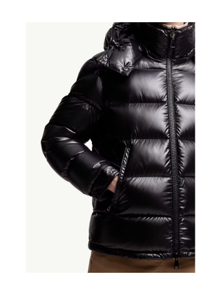 Maire kurze Daunenjacke mit Kapuze