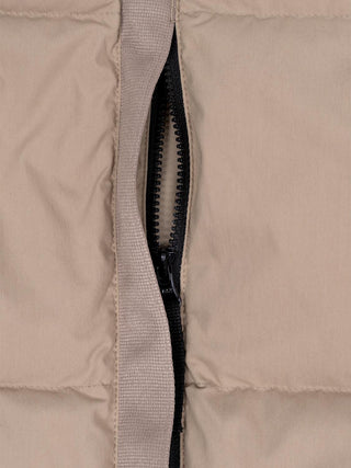 Steppjacke mit Logo-Patch in Beige