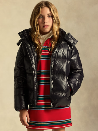 Glänzende Daunenjacke mit Kapuze
