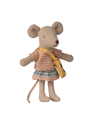 Kleine Schwester Maus mit Tasche