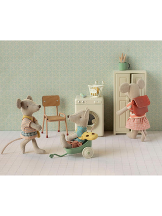 Kleine Schwester Maus mit Tasche