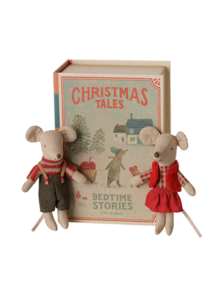 Weihnachts-Zwillingsmäuse, kleine Schwester und Bruder im Buch