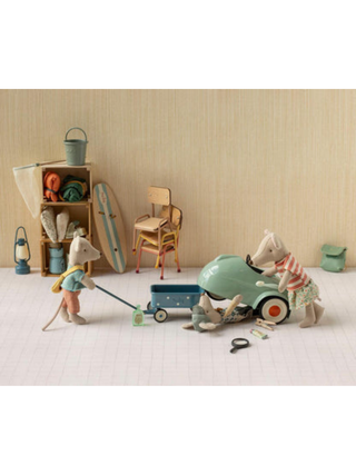 Kleiner Bruder Maus mit Tasche