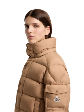 Moncler Maya 70 kurze Daunenjacke mit Kapuze