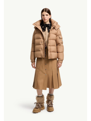 Moncler Maya 70 kurze Daunenjacke mit Kapuze