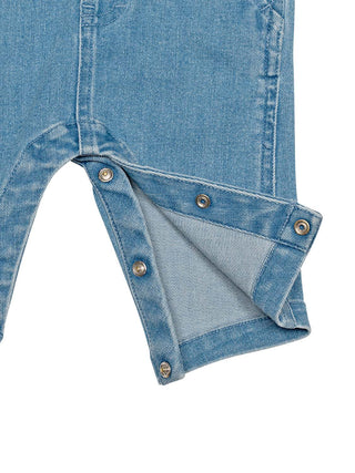 Set Jeans-Latzhose und T-Shirt