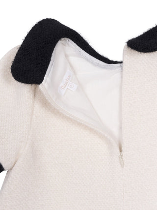 Beiges Kleid mit schwarzen Details
