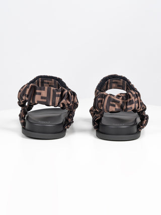 Sandalen mit FF-Muster