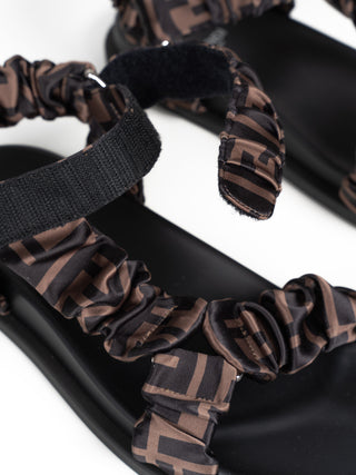 Sandalen mit FF-Muster