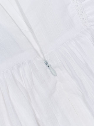 Taufkleid mit Rüschen und Spitzenborte